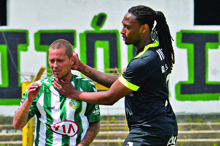 Nuno Pinto, emocionado, saudado por Rúben Semedo, ao sair de campo