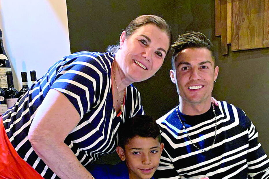  Ronaldo com a mãe e o filho no Funchal