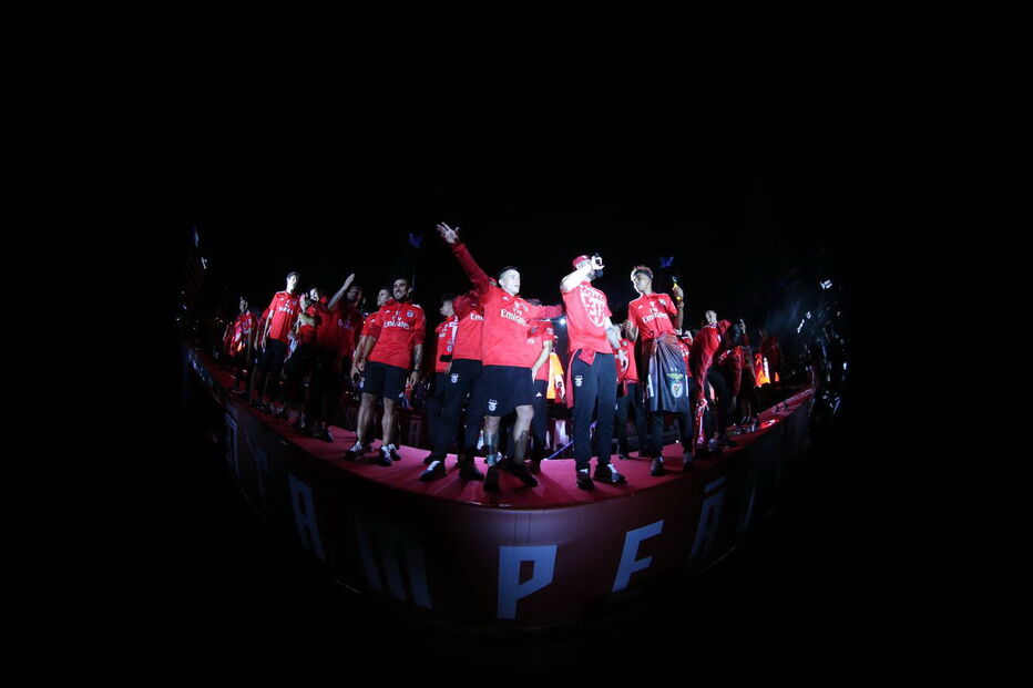 Benfiquistas invadem Marquês de Pombal para celebrar 37º título