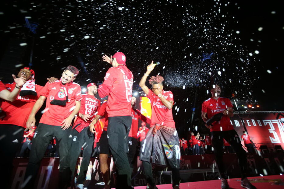 Benfiquistas invadem Marquês de Pombal para celebrar 37º título