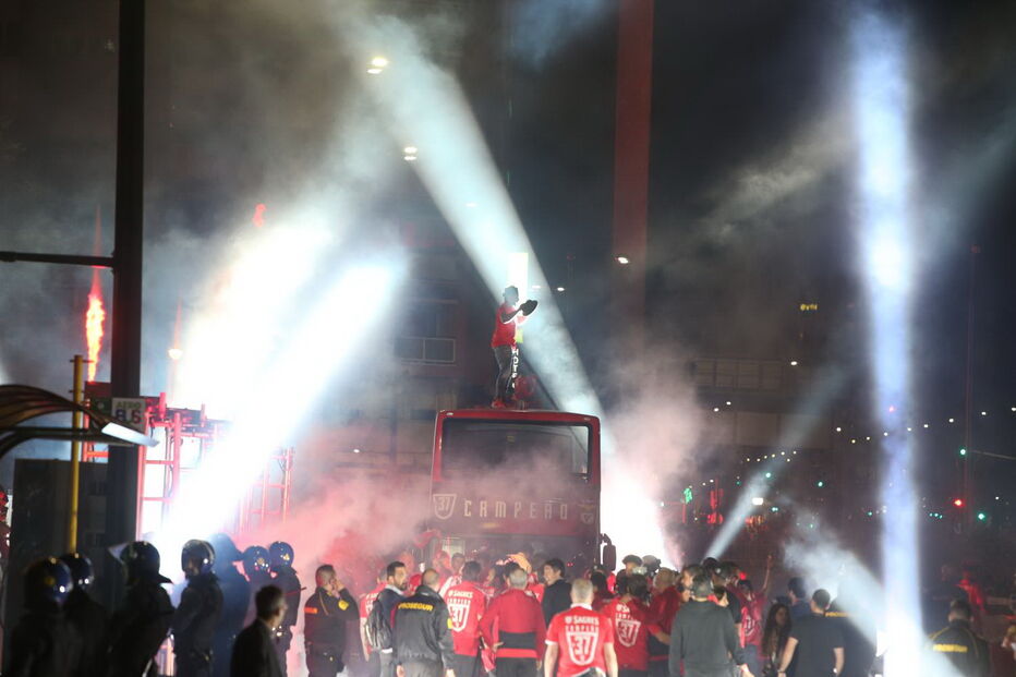 Benfiquistas invadem Marquês de Pombal para celebrar 37º título