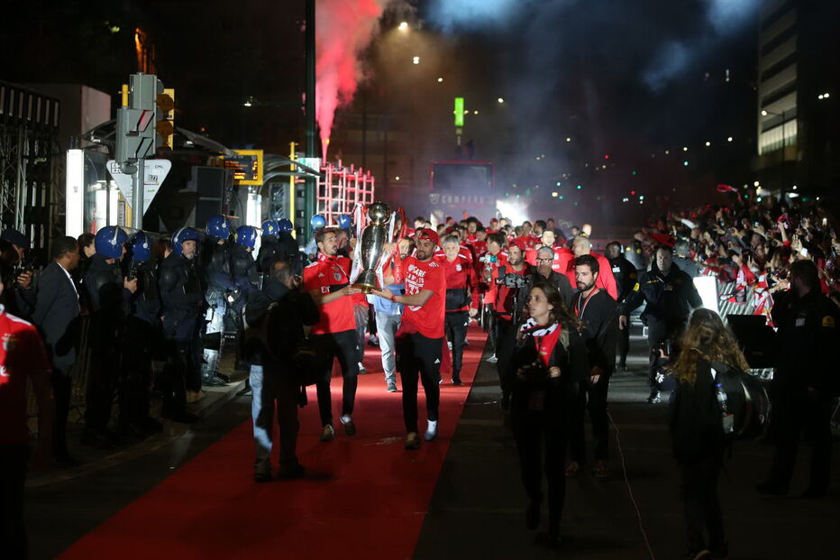 Benfiquistas invadem Marquês de Pombal para celebrar 37º título