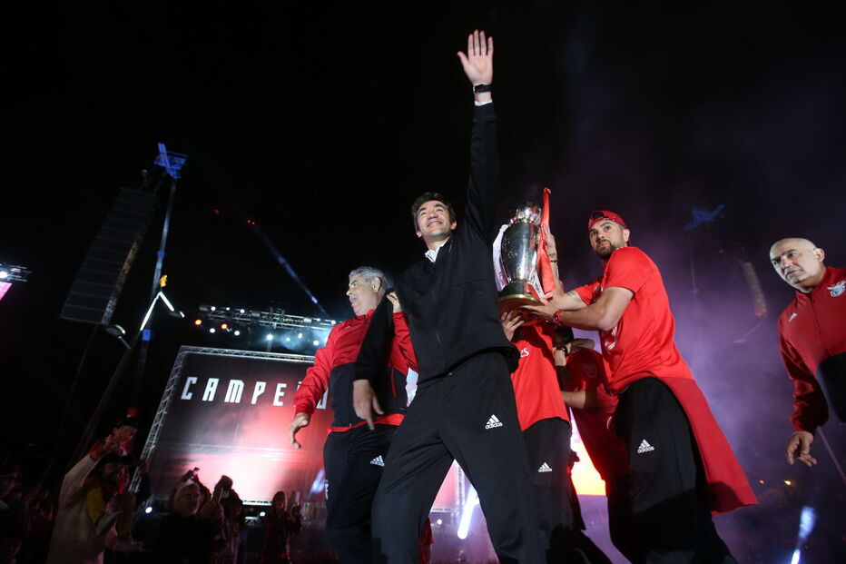 Benfiquistas invadem Marquês de Pombal para celebrar 37º título