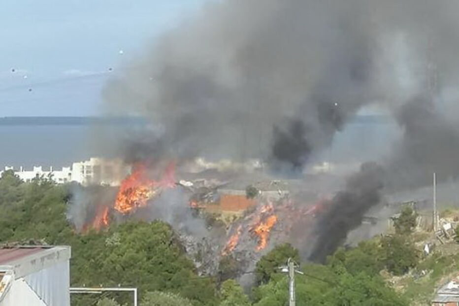 Incêndio consome zona de mato em Sacavém