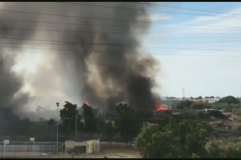 Incêndio de grandes dimensões consome zona de mato e causa pânico em Sacavém