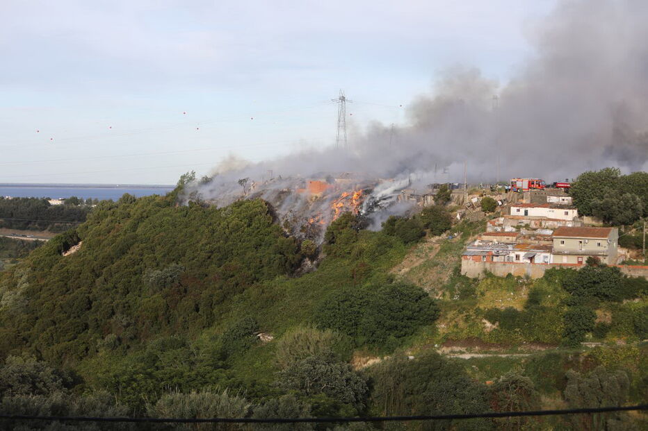 Incêndio destrói dez barracas em Sacavém. Explosões ouvidas no local