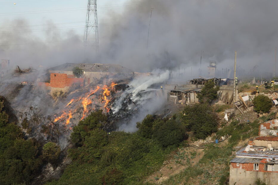 Incêndio destrói dez barracas em Sacavém. Explosões ouvidas no local