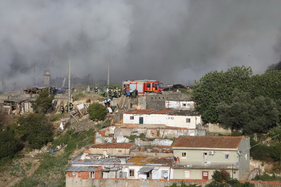 Incêndio destrói dez barracas em Sacavém. Explosões ouvidas no local