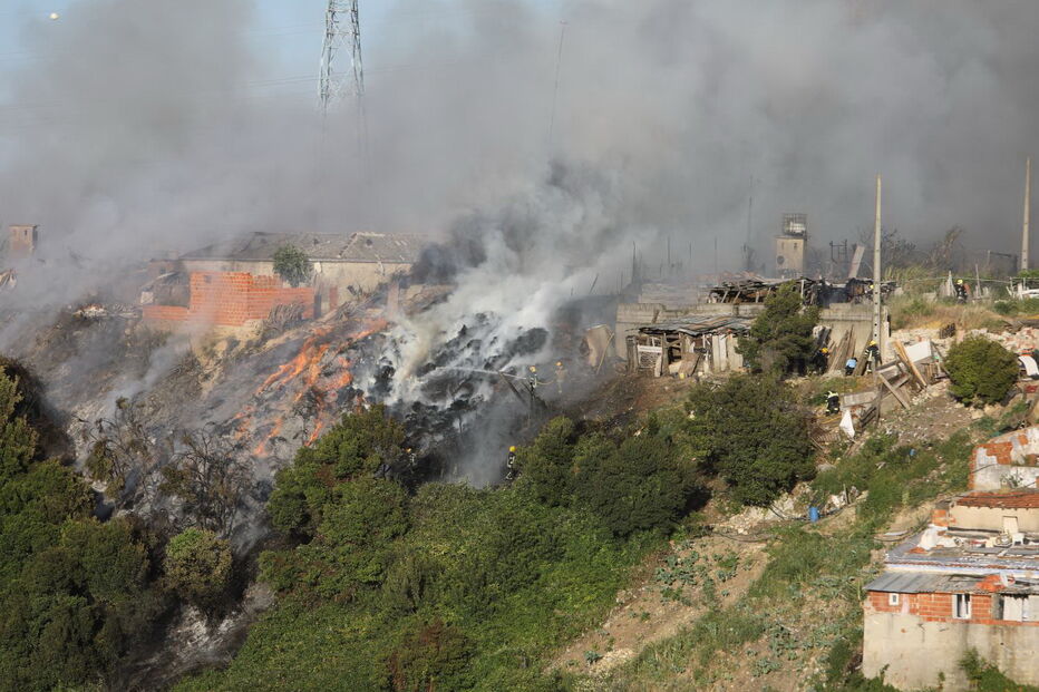 Incêndio destrói dez barracas em Sacavém. Explosões ouvidas no local