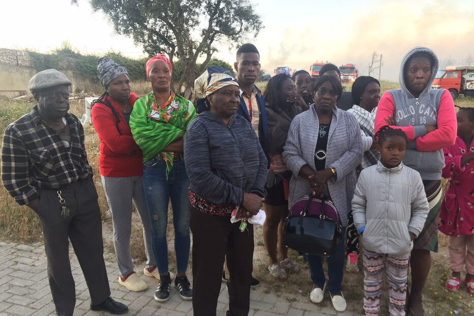 Incêndio destrói dez barracas na Quinta do Mocho em Sacavém. Explosões ouvidas no local