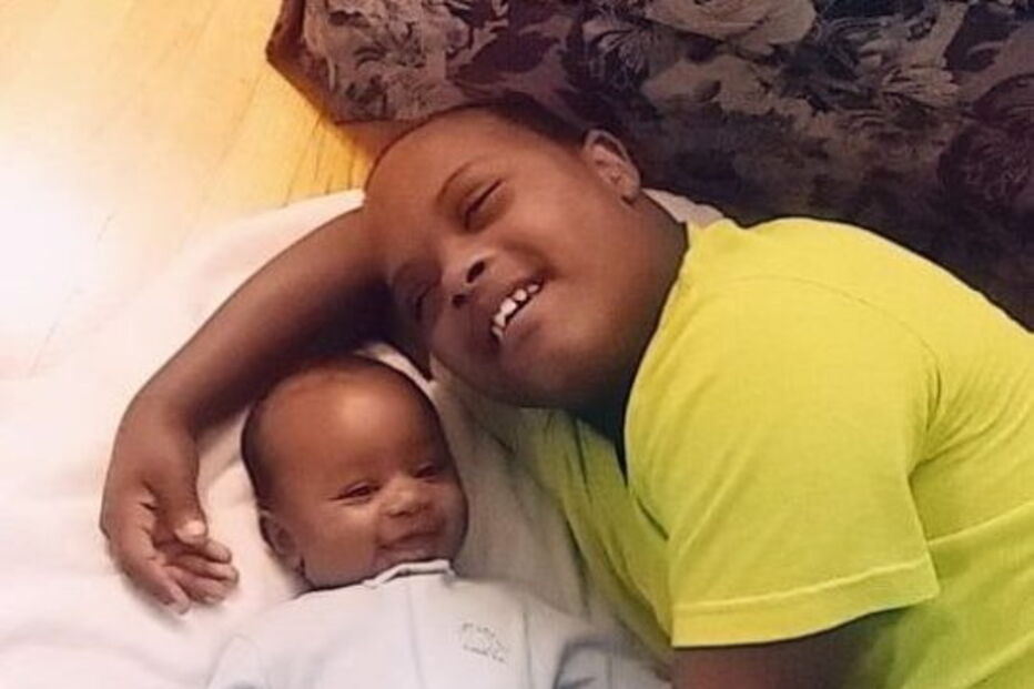 JJ protege o irmão de dez meses 