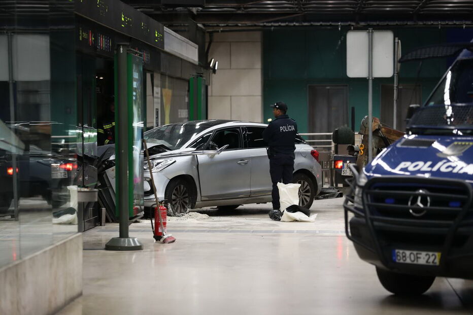 PSP reagiu com rapidez à entrada intempestiva de um condutor pela porta do aeroporto de Lisboa, manietando o homem  