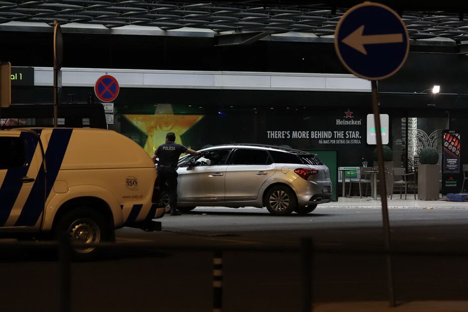 PSP reagiu com rapidez à entrada intempestiva de um condutor pela porta do aeroporto de Lisboa, manietando o homem  