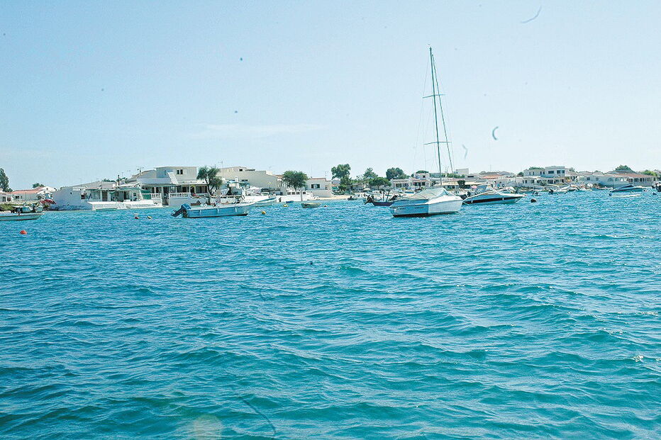 Embarcações de recreio, a maioria danificadas e abandonadas, estão fundeadas em duas zonas da ilha da Armona