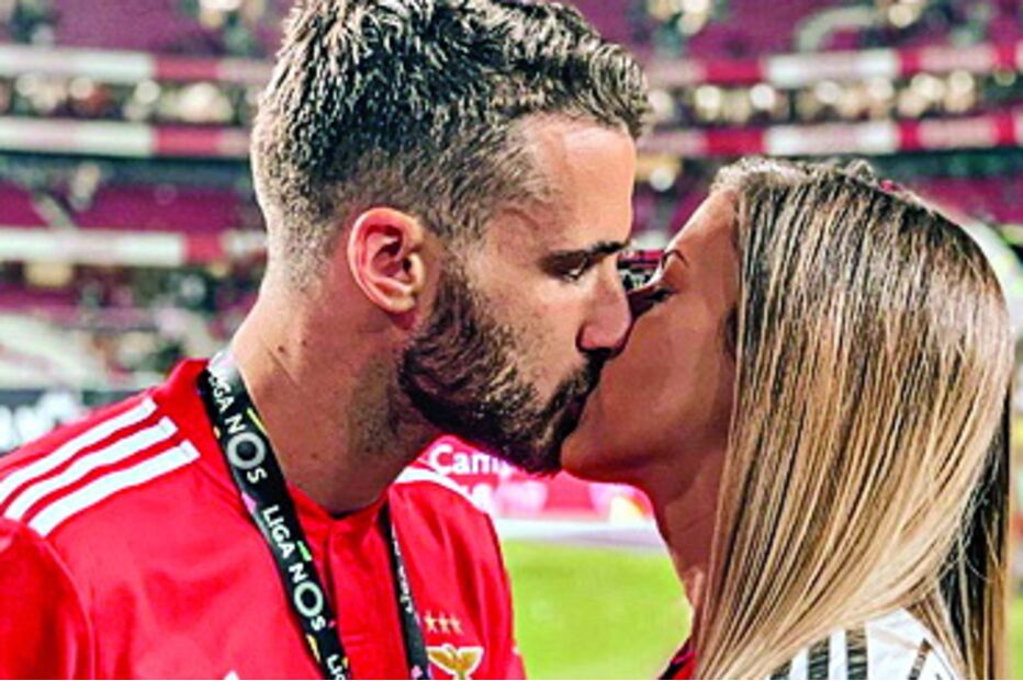 Rafa e Cláudia Silva beijam-se