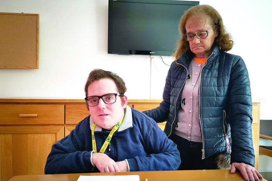 Armando Canas vive com a mãe, Dília, numa casa sem condições    