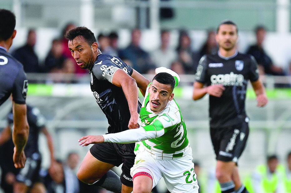 Chiquinho tenta fugir à implacável marcação do vimaranense Pedrão 