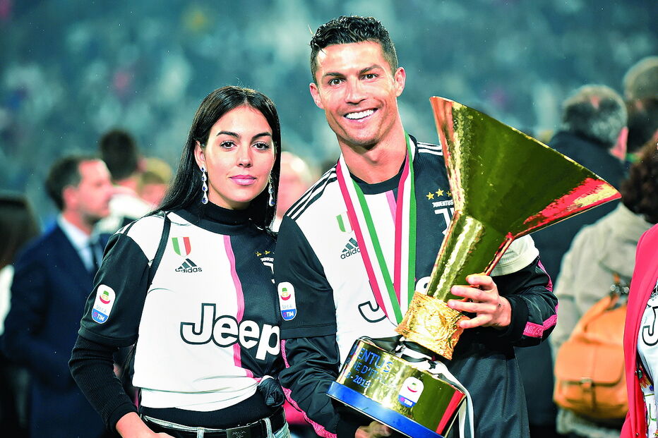 Cristiano Ronaldo e a namorada Georgina, com a taça de campeão italiano    