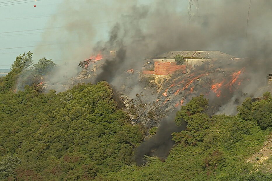 Fogo causa medo e destrói barracas em Sacavém