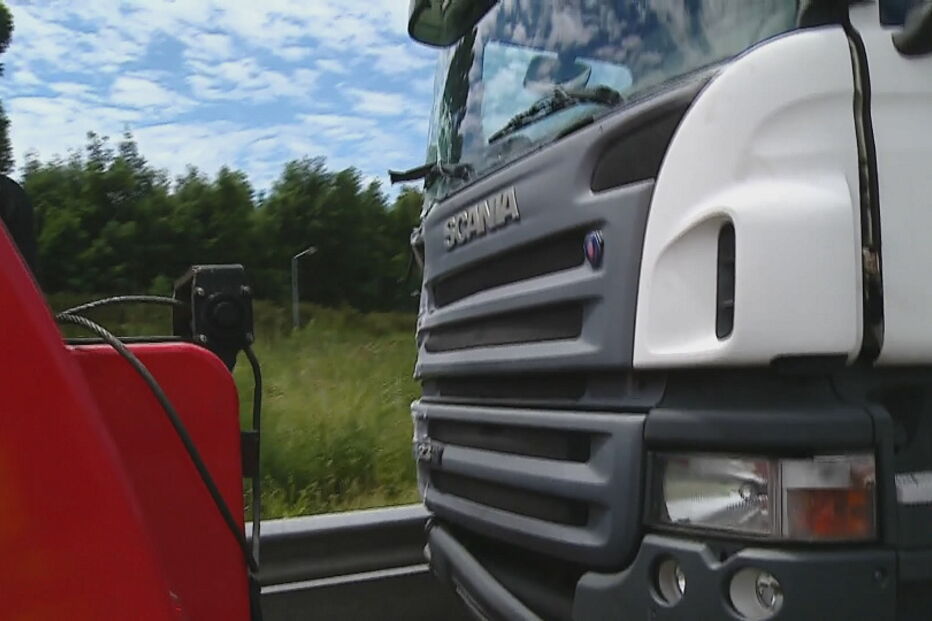 Colisão entre dois carros e um camião faz um ferido grave na Maia