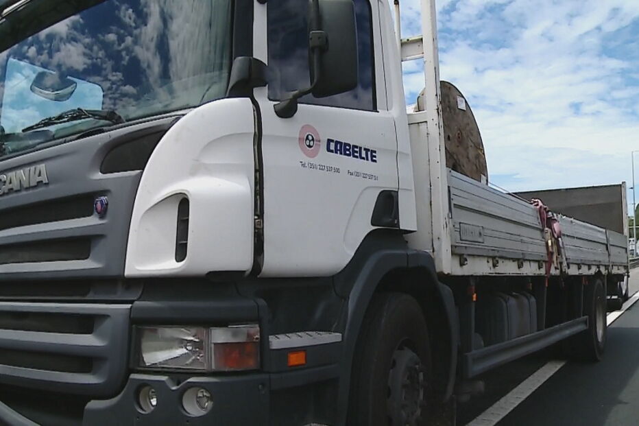 Colisão entre dois carros e um camião faz um ferido grave na Maia