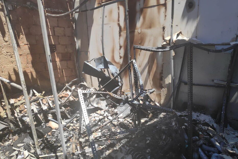 Oficina de automóveis em Paderne, em Albufeira