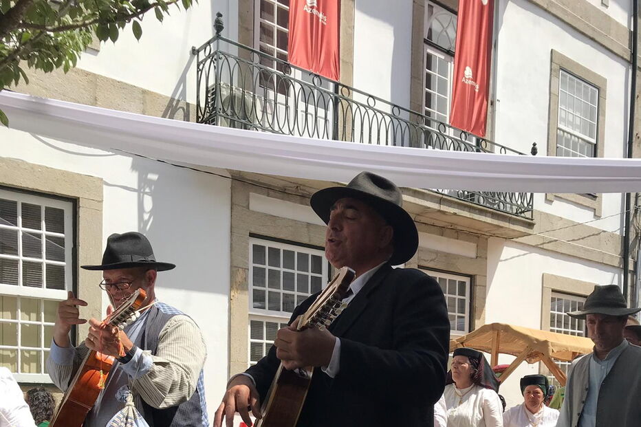Desfile de um grupo de rancho folclórico