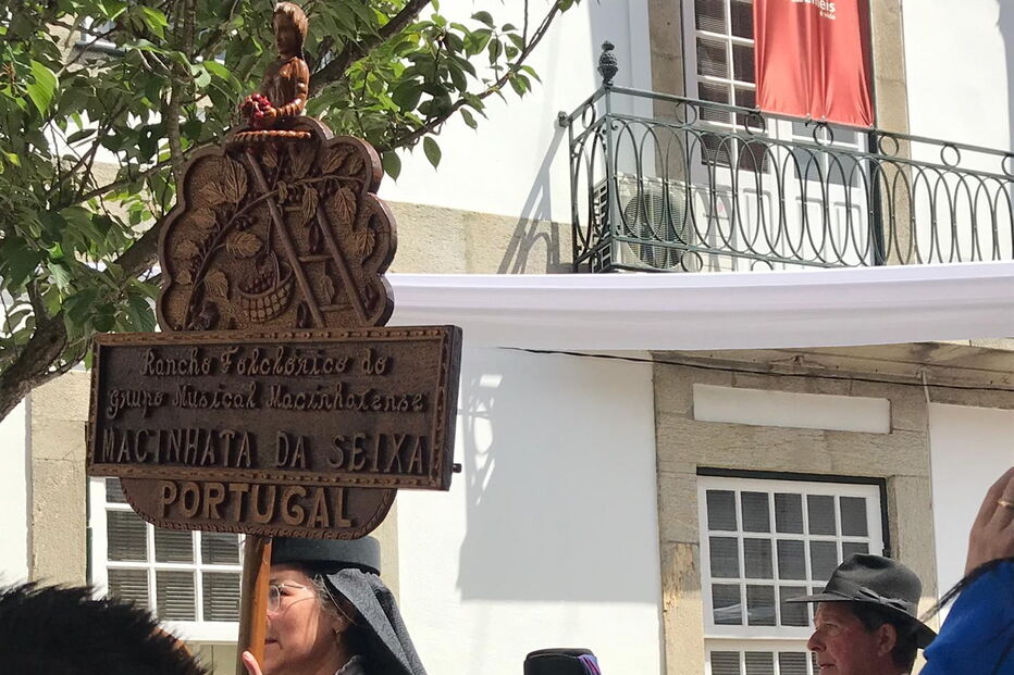 Desfile de um grupo de rancho folclórico