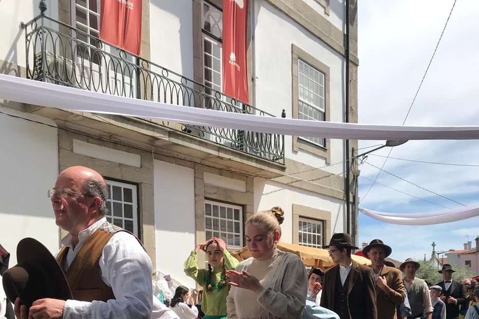 Desfile de um grupo de rancho folclórico