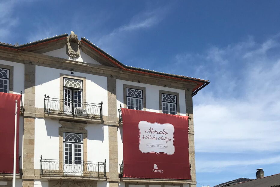 Espaço central do Mercado, onde se encontra a câmara, com atuações regionais
