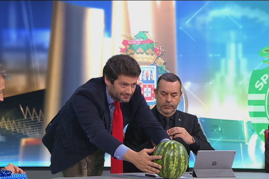 André Ventura oferece melancia a Aníbal Pinto em direto