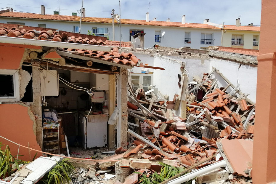 Explosão em Cascais destrói casa e fere mulher