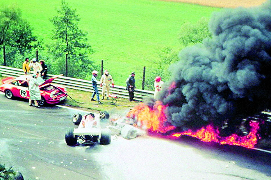 Imagem do terrível acidente que quase lhe tirou a vida, em 1976, no circuito de Nurbur- gring. Seis semanas depois voltava às corridas.
