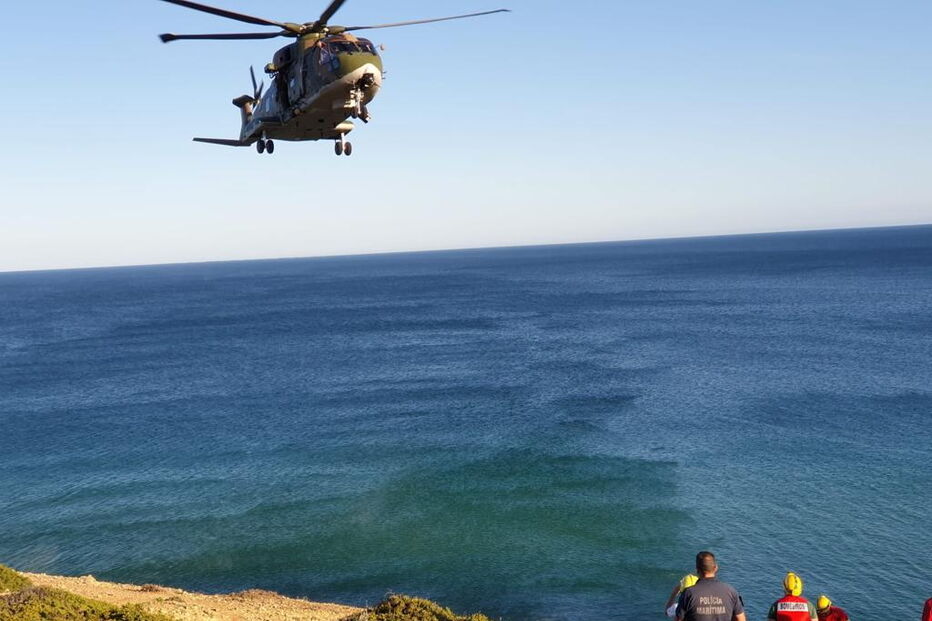 Turista salvo por ‘héli’ após queda em falésia em Vila do Bispo
