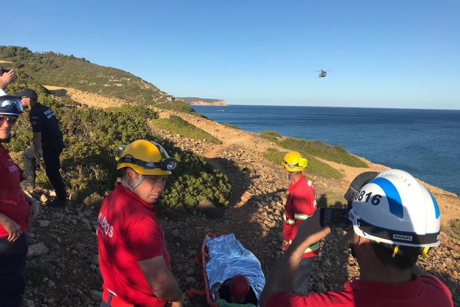 Turista salvo por ‘héli’ após queda em falésia em Vila do Bispo