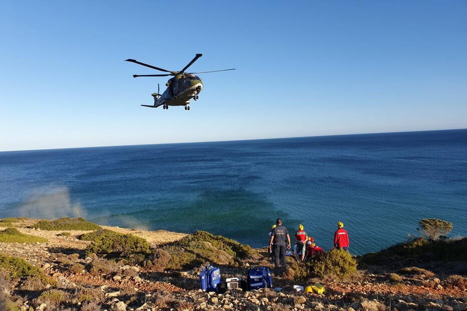 Turista salvo por ‘héli’ após queda em falésia em Vila do Bispo