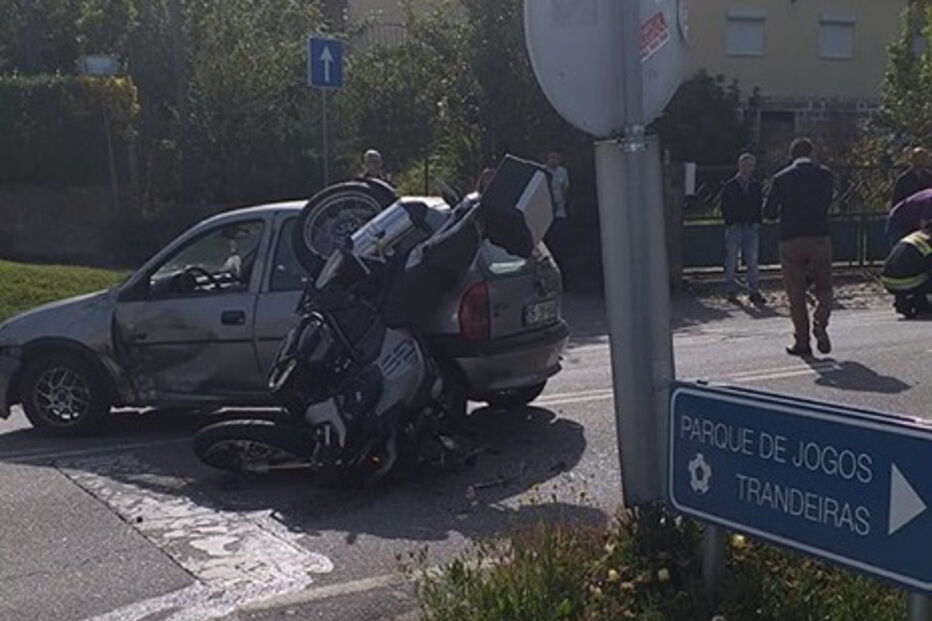 Motociclista ferido com gravidade após colisão com carro em Braga