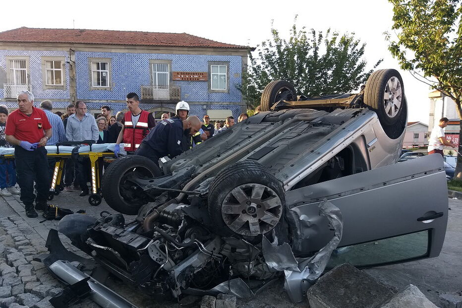 Mulher gravemente ferida após capotamento em Vila Nova de Gaia