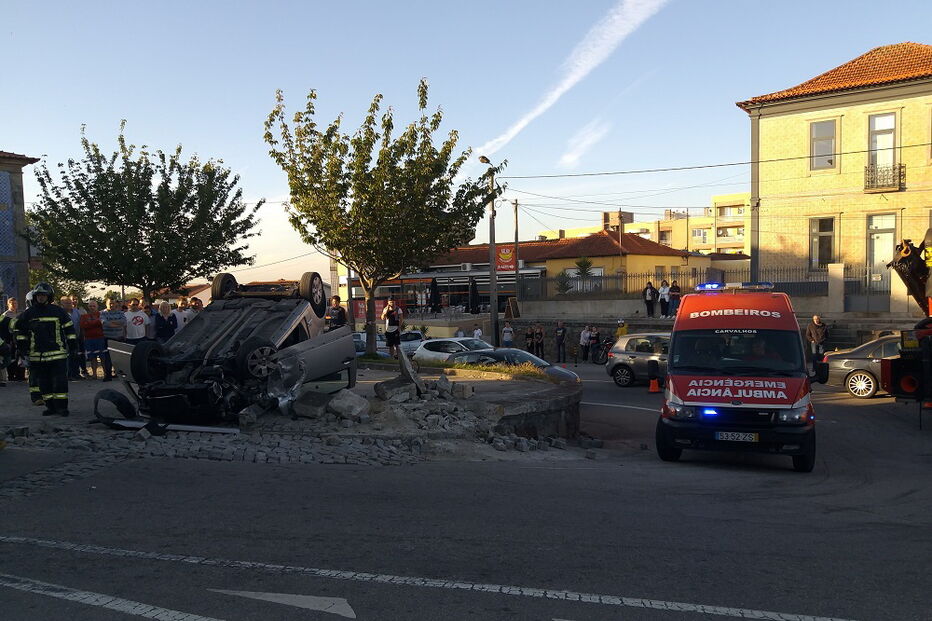 Mulher gravemente ferida após capotamento em Vila Nova de Gaia
