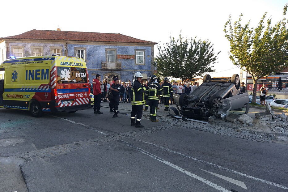 Mulher gravemente ferida após capotamento em Vila Nova de Gaia