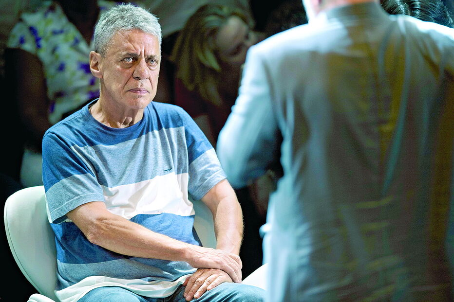 Chico Buarque tem 74 anos e além de ser músico escreveu vários livros e tem vários prémios literários no currículo 