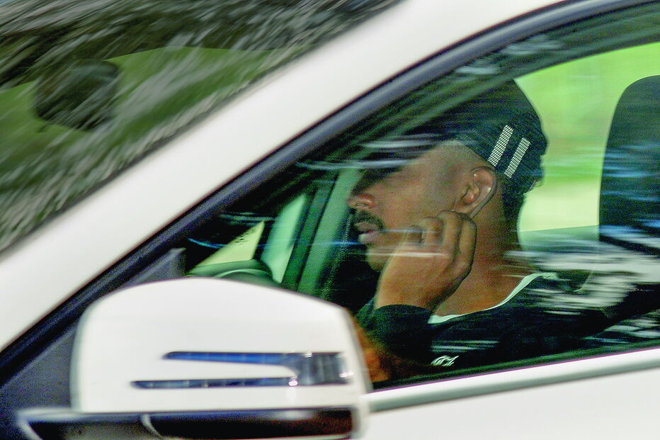 Wendel ao volante à chegada à Academia de Alcochete 