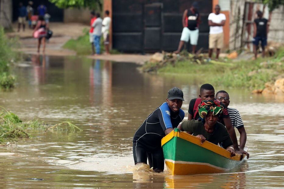 Circulação num barco, das vítimas do ciclone em Moçambique