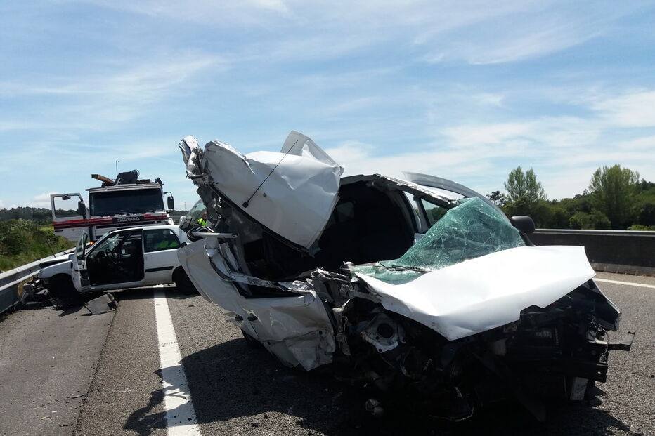 Violento choque em cadeia faz dois feridos na A28 em Esposende