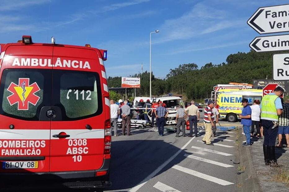Violenta colisão entre carro e carrinha faz quatro feridos na A7 em Famalicão