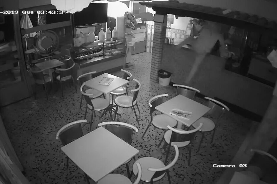 Gang de encapuzados filmado a assaltar café em Barcelos