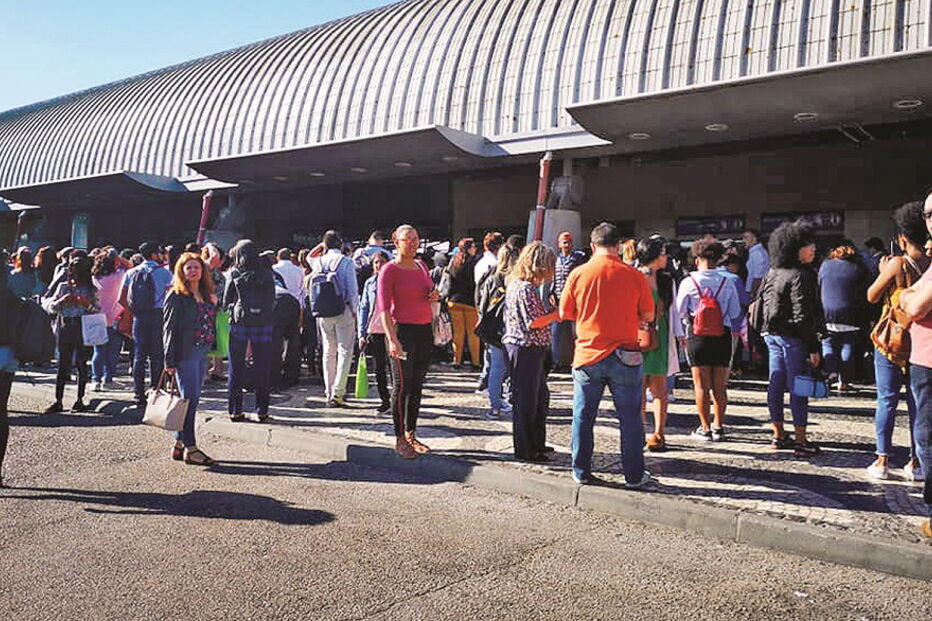 Centenas de pessoas aguardavam, no terminal do Barreiro, pelas primeiras ligações a Lisboa