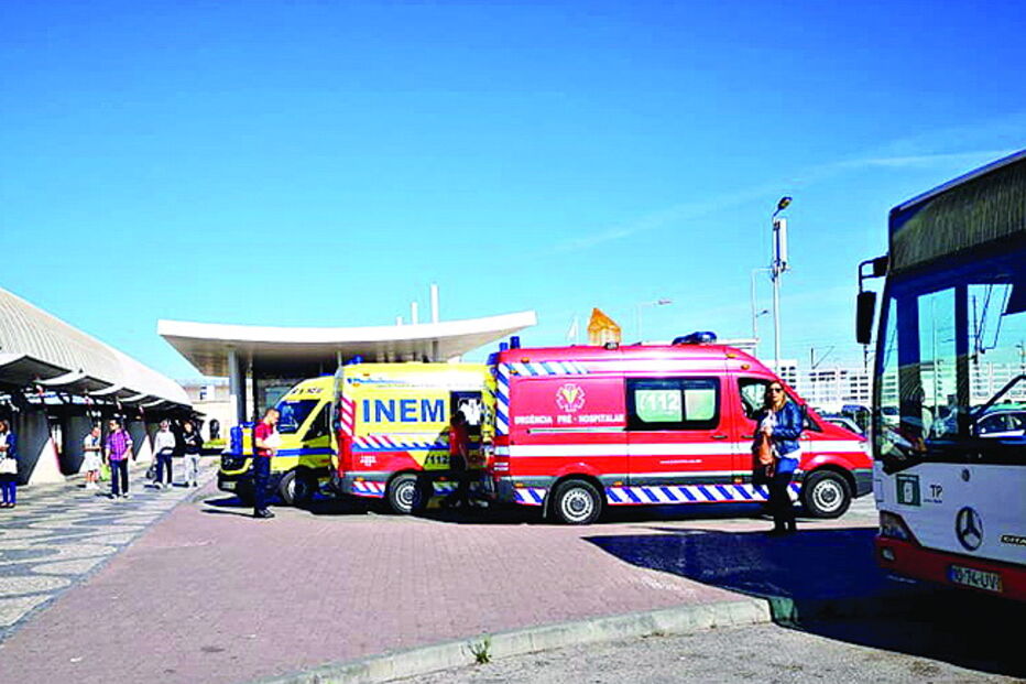 Ambulâncias do INEM e bombeiros na estação fluvial do Barreiro