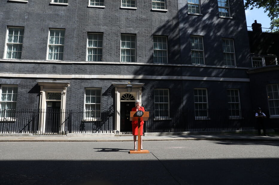 Theresa May demite-se e termina discurso de despedida em lágrimas 