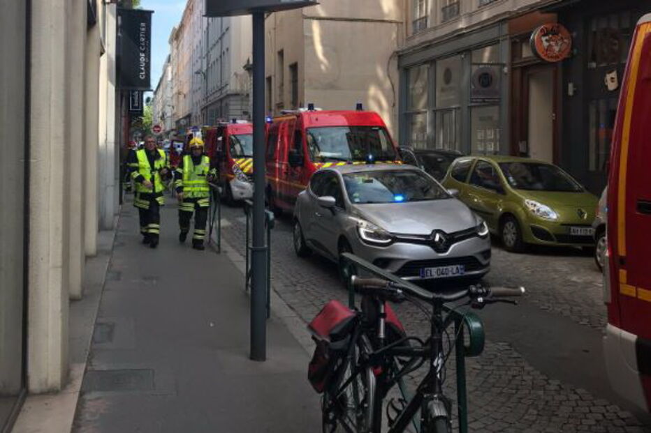 Macron fala em ataque. Criança entre os dez feridos em explosão no centro de Lyon